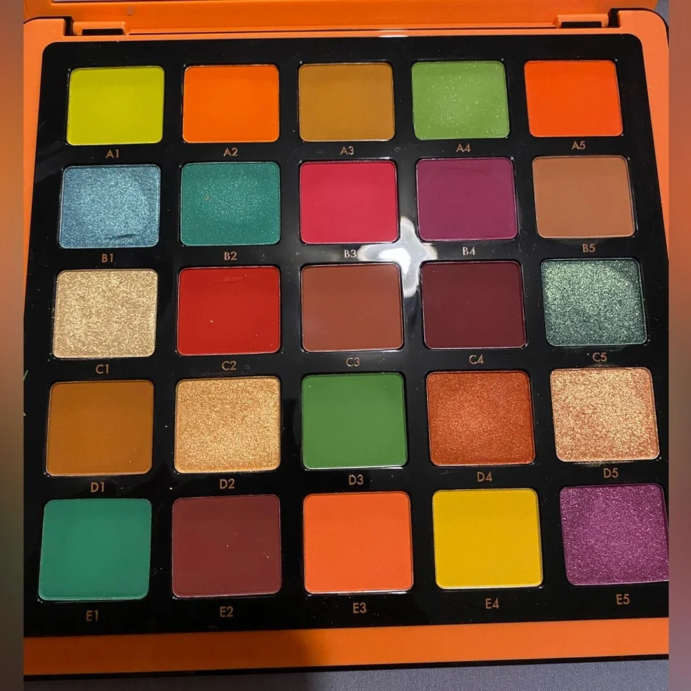 Anastasia Beverly Hill Norvina Vol 3 eye shadow pallet 💗💗 - Picture 2 of 2